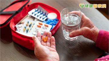 每天吞超過五種藥恐傷肝腎？藥師揭多重用藥危機與安全整合原則