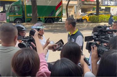 快新聞／葉元之街頭宣講遭民眾吐口水　怒嗆「你沒有照顧國家」