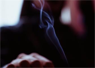 躲陽台、浴室抽菸沒用！   衛福部：二手菸誘發兒童ADHD風險