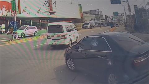 傻眼！救護車鳴笛+按喇叭　下秒竟轉彎去加油