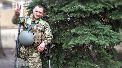 烏克蘭獨腳士兵衝前線！「剩1隻腿也要開戰車」英雄事蹟感動全網