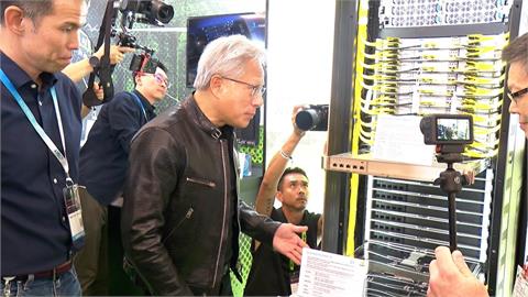黃仁勳化身AI列車長！旋風逛展固樁　廣達送「五層甜點」涵義曝光