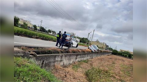 苗栗強風釀禍！？　 自小客車疑不敵風勢＂失控墜水溝＂
