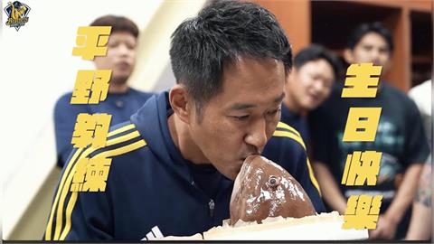 中職(影)／平野惠一慶生和「它」玩親親！中信因雨延賽生日快樂贏球還要再等等