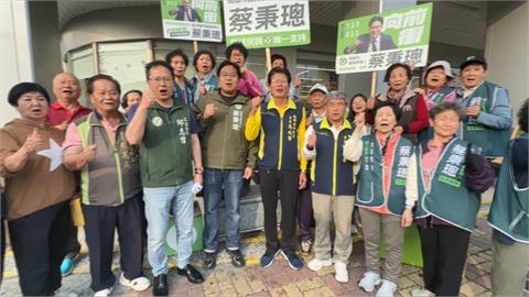 民進黨高雄第三選區四搶三　初選民調前夕最後衝刺　邱志偉合體蔡秉璁掃街