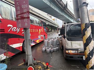 快新聞／傻眼！瓦斯桶疑沒綁牢　貨車過彎「加離心力」甩到路上畫面曝光