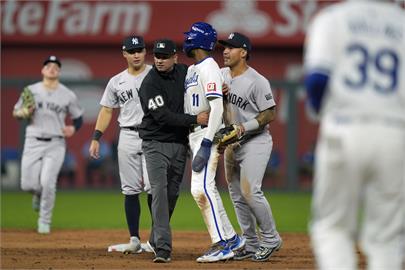 MLB（影）／棒球場「出拐」爆板凳淨空！洋基3勝1敗淘汰皇家　闖美聯冠軍賽