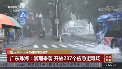 中國暴雨成災 　廣東民眾「拉繩索」涉水前進