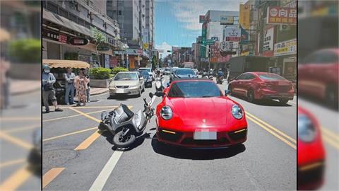 外送員騎車撞保時捷！　網哀號：這單超級貴