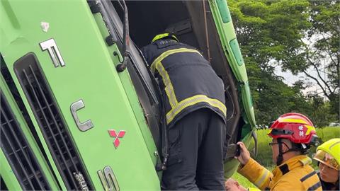 名間交流道下匝道疑過彎失控　曳引車翻車！駕駛一度受困