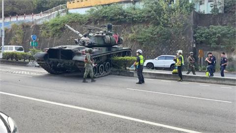 苗栗國軍坦克車衝上分隔島　慘卡路中動彈不得