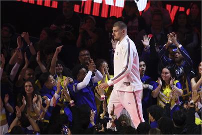 NBA(影)／小丑中鋒歡慶30歲生日　忍者龜帶領金塊全隊唱生日快樂歌