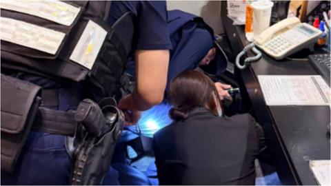 女員工「制服全短裙」桌底攝影機爆偷攝！大20歲院長「稱守金庫」前職員現身了