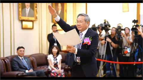 貞秀不要看！許忠信委員會初登板　和部長劉世芳熱絡寒暄
