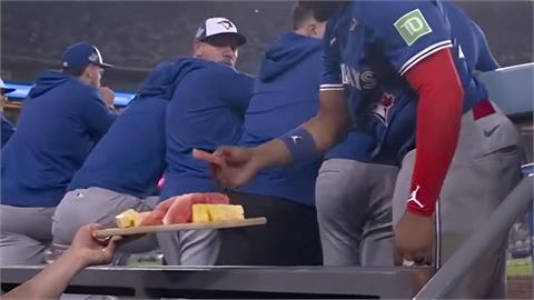MLB／延長18局球員快沒力被拍到吃水果！藍鳥教頭笑喊：營養師點的外送