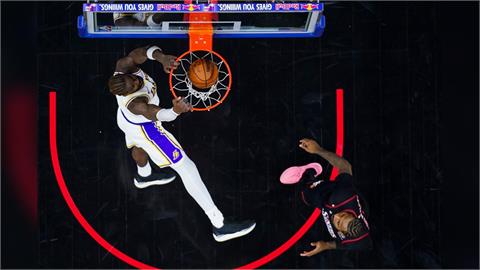 NBA(影)／中鋒艾頓轉戰湖人如魚得水表現佳！老媽親煮牙買加大餐感謝大家