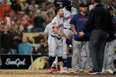 MLB（影）／「阿土伯」直接上場脫鞋脫襪！要證明是自打球　結果被主審驅逐出場