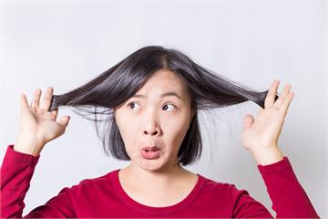 冬天帽子一拿下就變爆炸頭？從物理原理看懂抗靜電對策