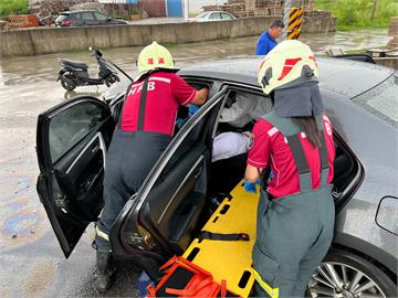20歲男澎湖自駕撞護欄受困車內　呈瀕死性呼吸急送醫！