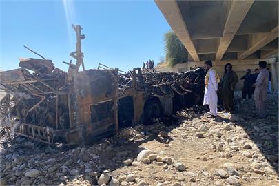 巴基斯坦公車撞橋墜谷　車身起火釀至少41死悲劇