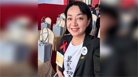 快新聞／王婉諭出席國慶大典！與黃國昌比鄰而坐　穿「莫忘初衷Ｔ」引熱議