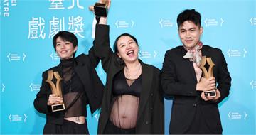 挺8月孕肚領獎！洪千涵懷「弟弟的小孩」　感性喊：平權之路還很長