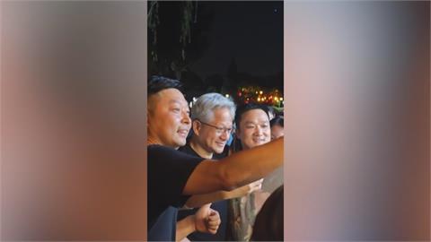 黃仁勳訪中國行程滿檔　逛北京夜市大秀親民一面