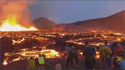 不怕死畫面曝！冰島火山裂縫噴發　民眾冒險搶站「火景第一排」爭睹
