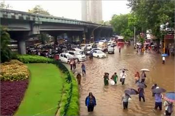 滂沱暴雨襲孟買 車道變河道 交通全打結
