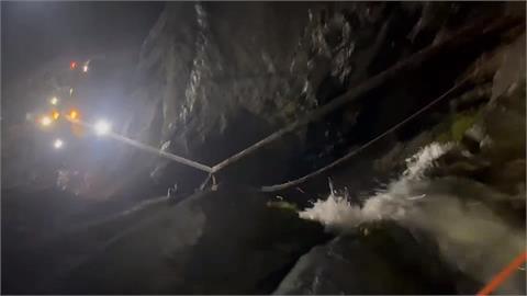 男飛龍瀑布溯溪墜落　消防繩索攀爬29公尺救援　過程驚險