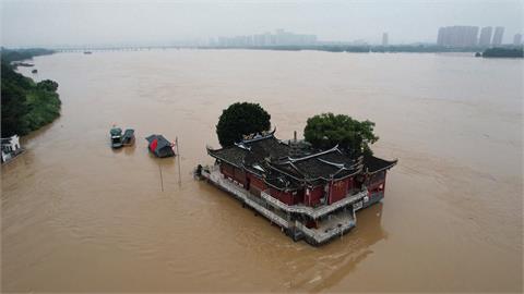 中國暴雨！水漫800年福建金山寺　江西坍方險砸人