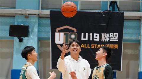籃球/U19明星賽邀「少俠」田壘開球!圖齊、傳奇球星鄭志龍執教小球員樂在其中