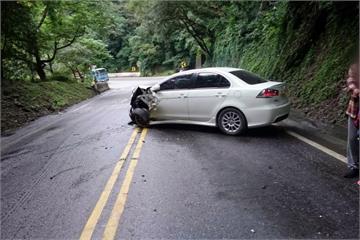 轎車打滑撞曳引車 撞破油箱油料灑一地