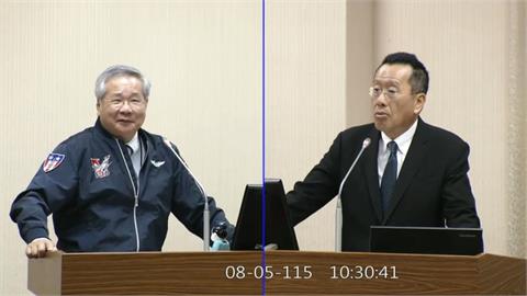 質詢無厘頭！許忠信秀飛行夾克.邱慧洳扯阿公　網友：浪費納稅人錢