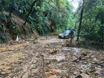 快新聞／山陀兒肆虐「七堵自強路段一度遭土石掩埋」　警消急赴現場處理