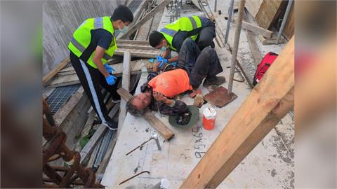 驚！工人疑遭強風吹倒　鋼筋刺穿胸背