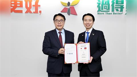 山形市訪問團來訪 黃偉哲頒發長谷川幸司榮譽市民證書