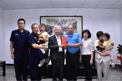 警政署長張榮興土城慰問殉職警察遺眷　「１幅畫」令人鼻酸