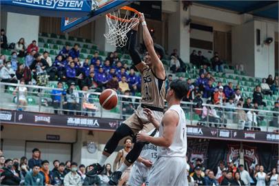 PLG(影)/南台灣大對決！謝宗融15分15籃板　獵鷹擊敗鋼鐵人奪4連勝