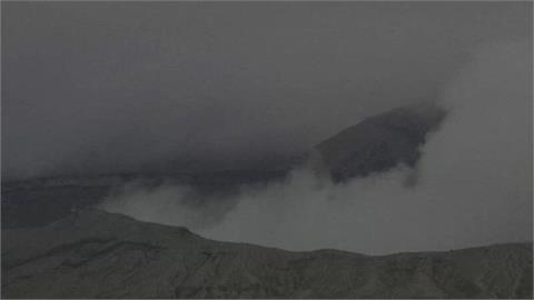 入夜暫停搜救！直升機墜毀阿蘇火山口難接近　2台人生死未卜