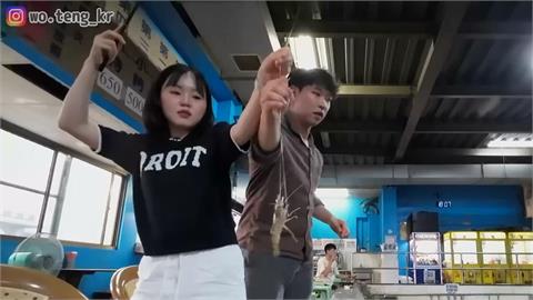全靠在地人幫助！南韓情侶初體驗台灣釣蝦超慌張　笑嘆：根本野外求生