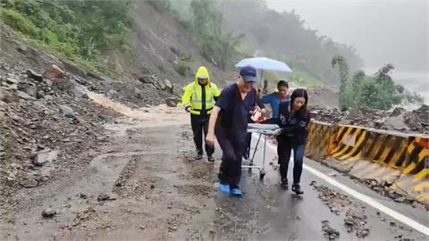 雨斷那瑪夏道路！　　高榮醫護搭「人力救命橋」送急症民眾就醫