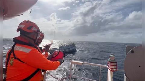 快新聞/漁船漂海5天4夜!海巡署成功救援