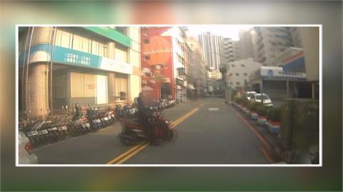 仗勢恐嚇？行車糾紛「亮市府證件」　騎士跨越雙黃線攔車挨罰