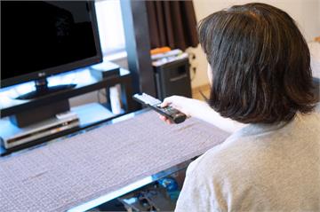 高雄媳想趕走婆婆　找業者「剪斷電視線」3次！法院：構成家暴