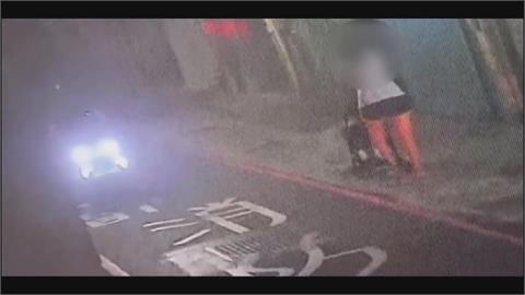 又是尾隨案！婦推嬰兒車經暗巷　遭詭異紅衣男尾隨緊急求救