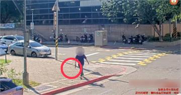 男持雙刀當街遊走！怒推路人叫囂　警火速逮人驚見他眼神渙散