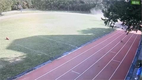 強風襲擊　竹南大同高中PU跑道被吹掀　停車格機車慘況曝光