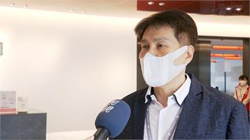 籲同仁撙節開支! 旅行社董座自己剪髮