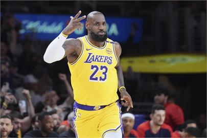 NBA(影)/詹皇用3分球開張! 成史上首位例行賽+季後賽得分破5萬分球員
